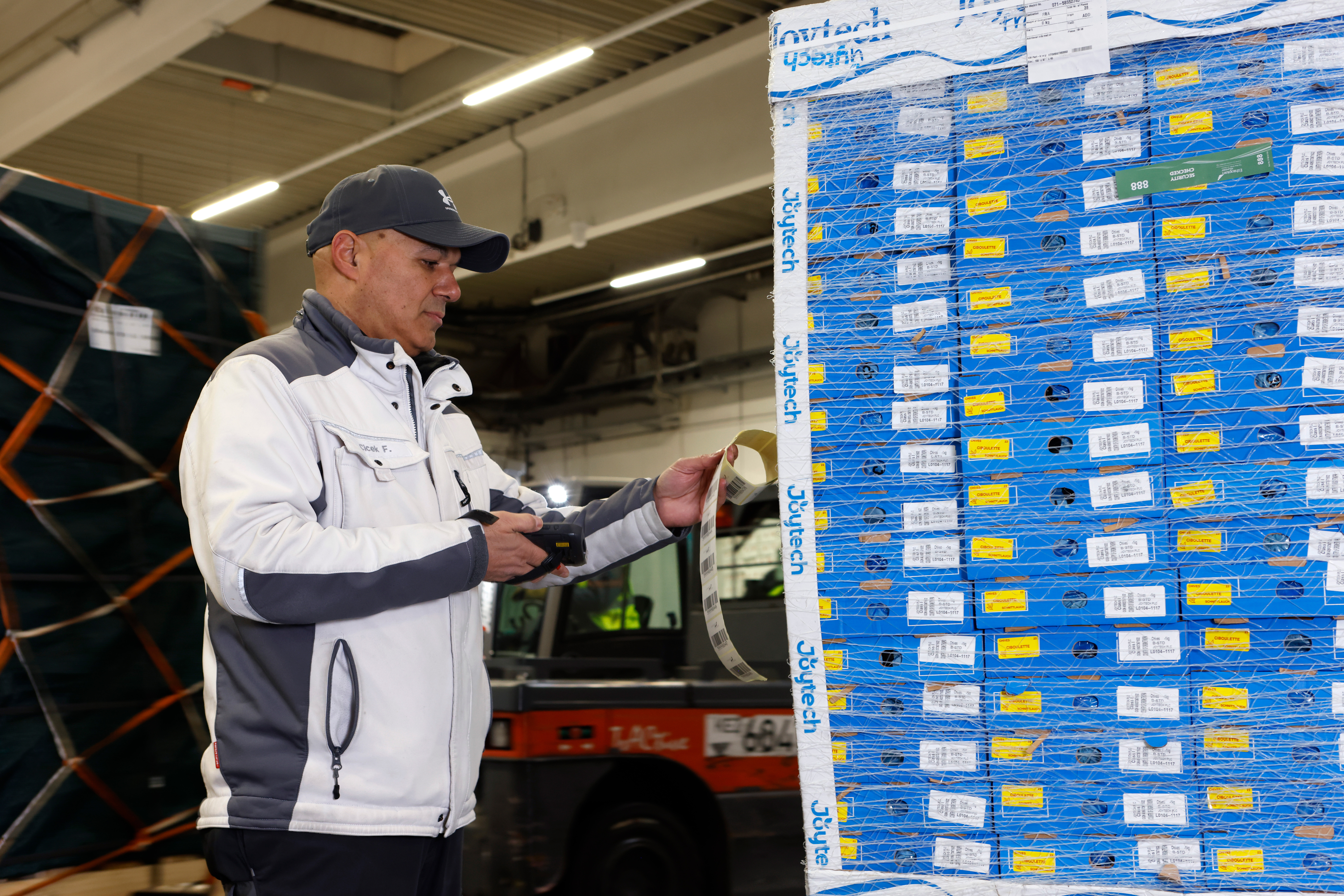 Mitarbeiter scannt die verpackte Ware.