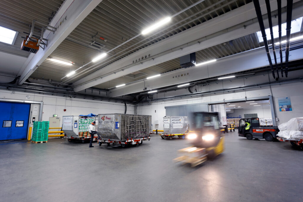 Lagerhalle, während der Arbeitszeit. 