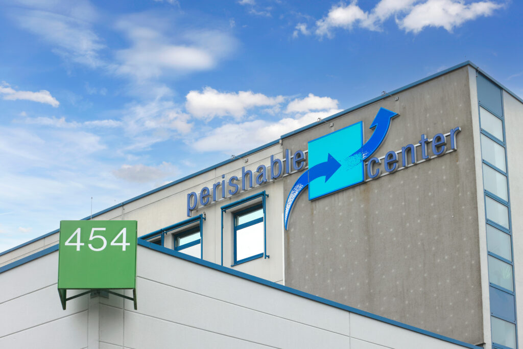 Perishable Center Logo auf Lagerhalle.